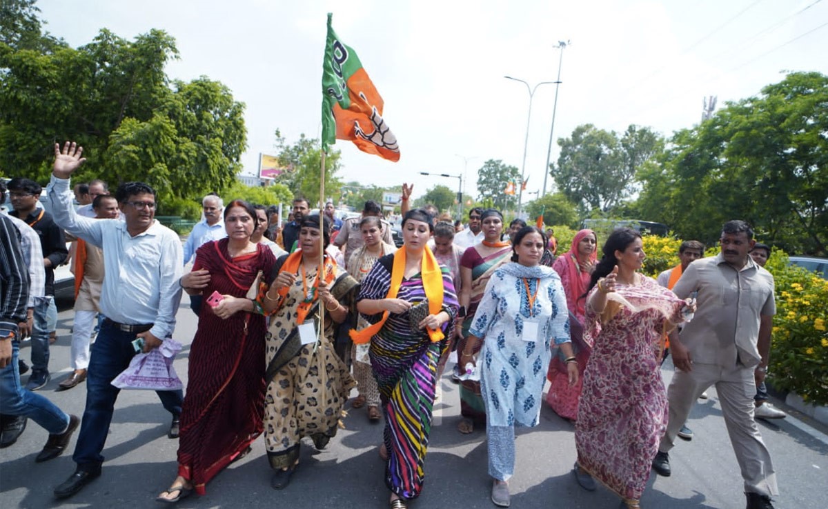 महिला उत्पीड़न मामलों को लेकर भाजपा महिला मोर्चा  ने गहलोत सरकार के खिलाफ  "थाली बजाकर" विरोध प्रदर्शन किया