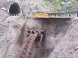 भारी बारिश के बीच जम्मू-श्रीनगर हाईवे पर सड़क का बड़ा हिस्सा धंसा  भारी बारिश के बीच जम्मू-श्रीनगर हाईवे पर सड़क का बड़ा हिस्सा धंसा