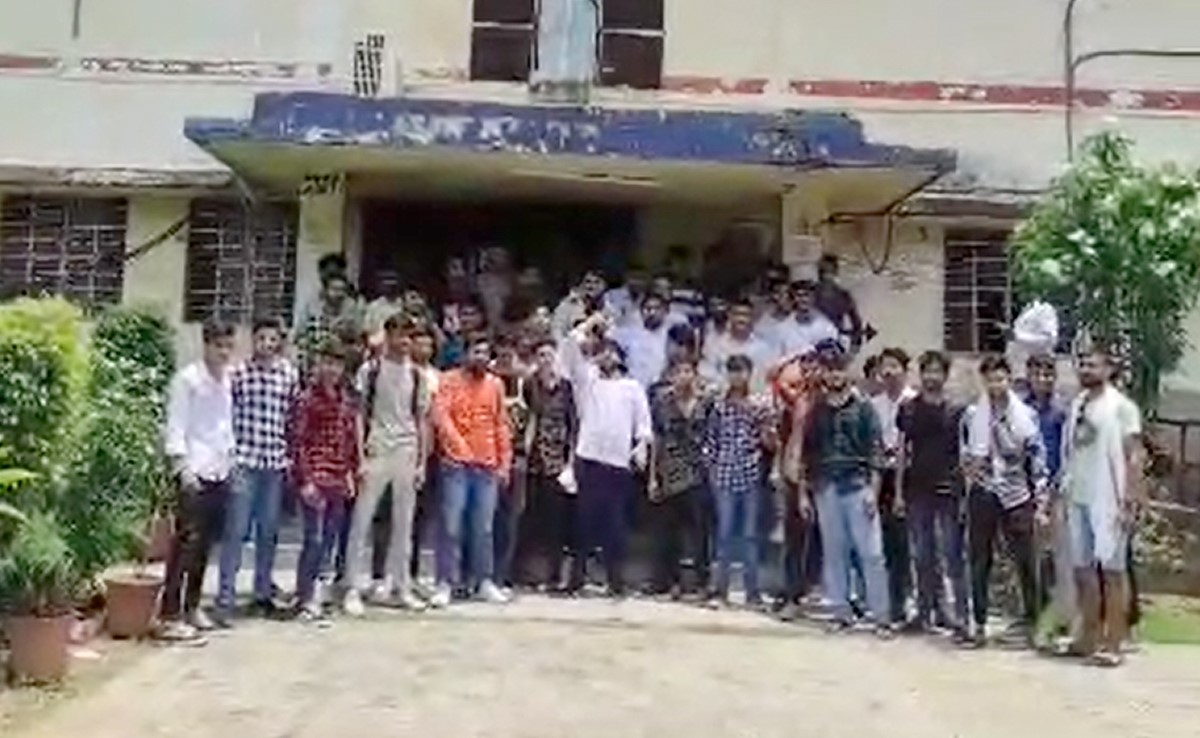 अलवर: मत्स्य विश्वविद्यालय में बड़ी संख्या में फेल होने पर छात्रों का विरोध प्रदर्शन, कहा- "भविष्य के साथ खिलवाड़"