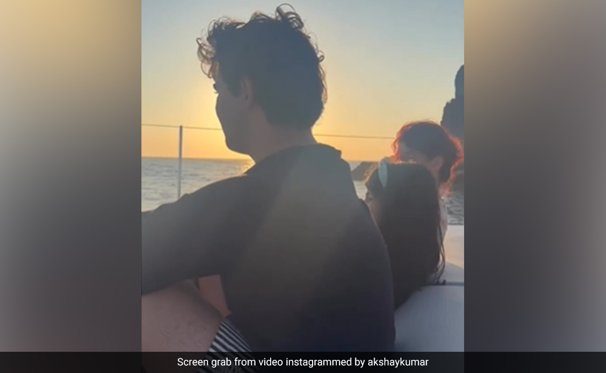 Twinkle Khanna, Aarav And Nitara Through The Eyes Of Akshay Kumar. See Holiday Post