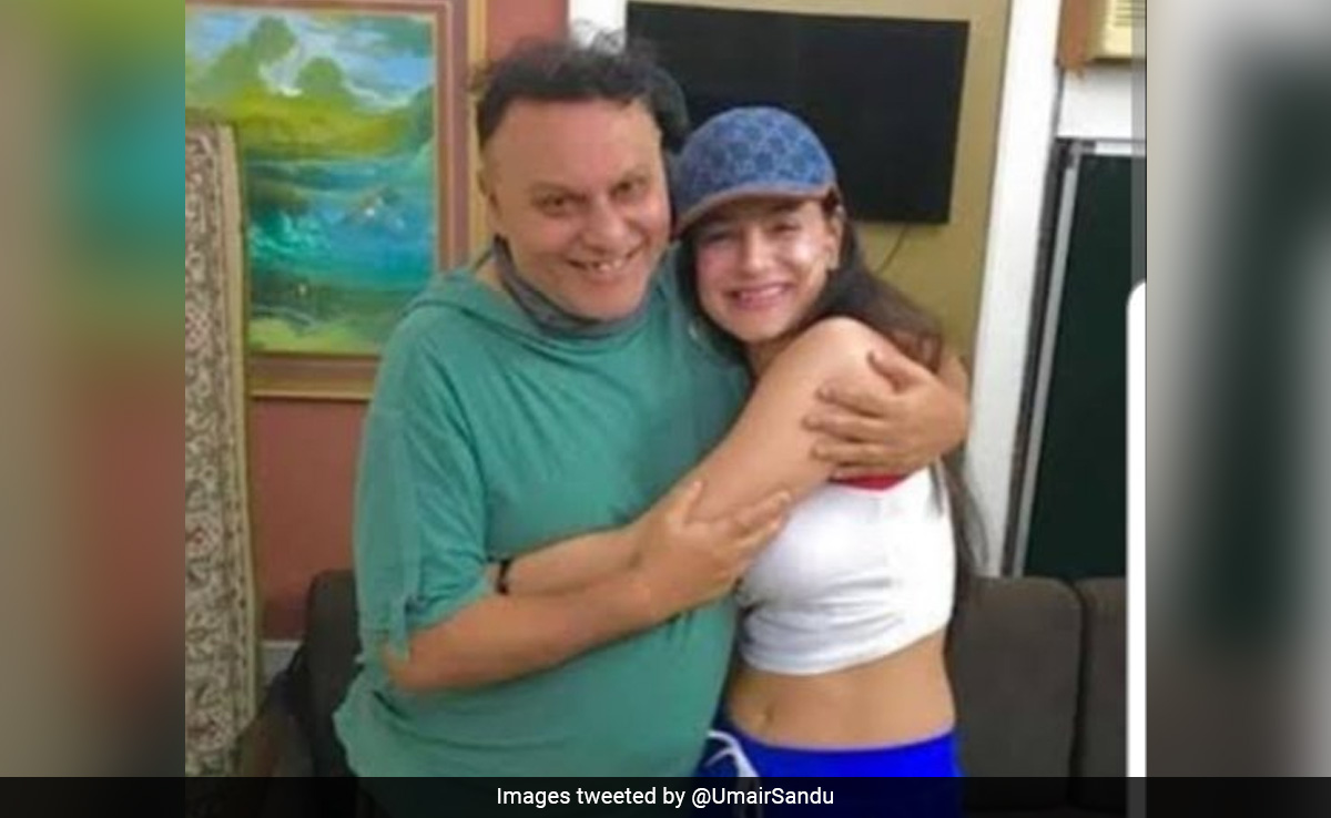 After Ameesha Patel's Tweets, <i> Gadar 2 </i> Director Anil Sharma Says "No Fight With Her"