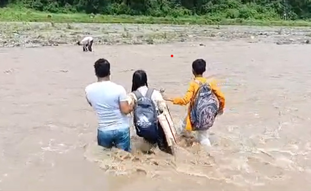 सूखी नदी अब उफान पर... जान जोखिम में डाल नदी पार कर रहे स्कूली बच्चे और ग्रामीण