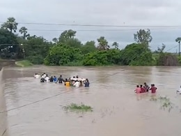 VIDEO: अंतिम संस्कार के लिए बाढ़ से भी संघर्ष, सीने तक पानी में निकाली बुजुर्ग की अर्थी VIDEO: अंतिम संस्कार के लिए बाढ़ से भी संघर्ष, सीने तक पानी में निकाली बुजुर्ग की अर्थी