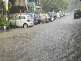 बाढ़ प्रभावित दिल्ली के कई इलाकों में फिर जोरदार बारिश, सड़कें पानी में डूबीं बाढ़ प्रभावित दिल्ली के कई इलाकों में फिर जोरदार बारिश, सड़कें पानी में डूबीं