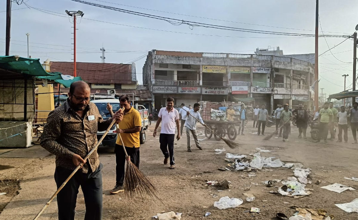 सिवनी मालवा : सफाईकर्मी हड़ताल पर थे, शहर में गंदगी देख नगर पालिका अध्यक्ष लगाने लगे झाड़ू