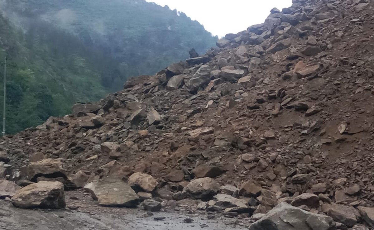 चट्टान खिसकने से बद्रीनाथ नेशनल हाईवे एक बार फिर छिनका में हुआ बंद, फिलहाल रोकी गई यात्रा