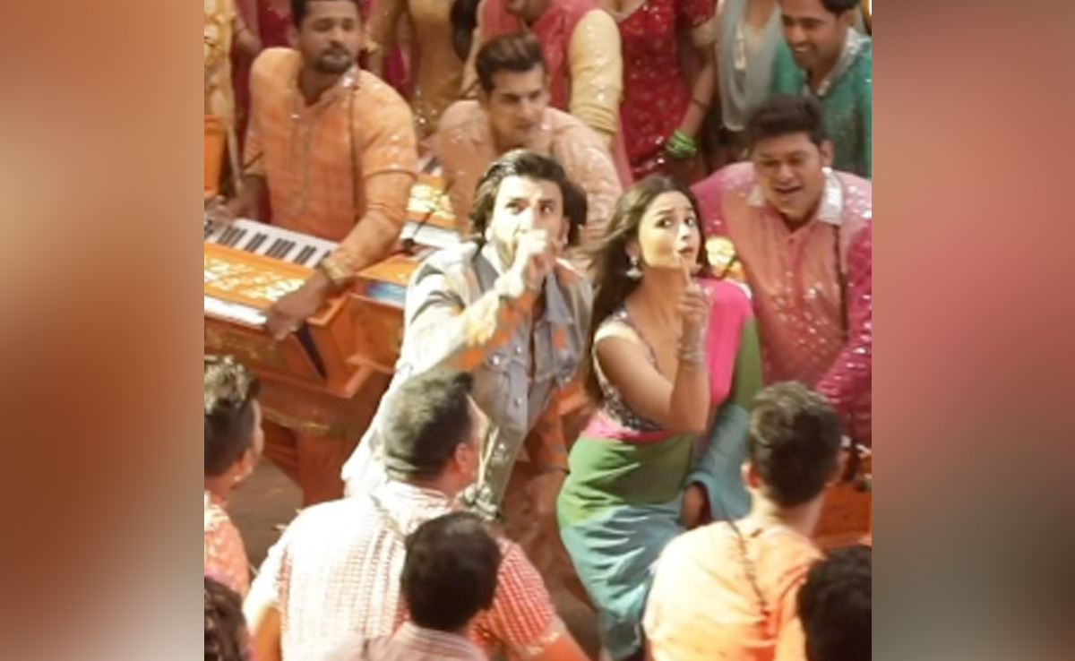 Alia Bhatt And Ranveer Singh In A BTS Video From The Sets Of <i>What Jhumka</i>  - Watch