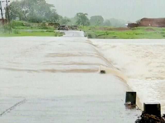 पालघर में उफान पर तानसा नदी, डूबा पुल, भाताने और उसगांव के बीच टूटा संपर्क | Ground Report