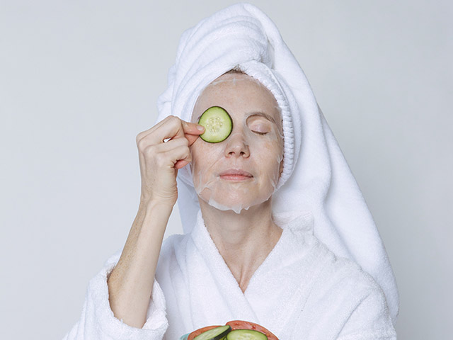 स्किन को सॉफ्ट और ग्लोइंग बनाता है शीट मास्क