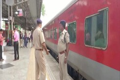 जयपुर-मुंबई पैसेंजर ट्रेन की बोगी में चली गोलियां, 4 लोगों की मौत जयपुर-मुंबई पैसेंजर ट्रेन की बोगी में चली गोलियां, 4 लोगों की मौत