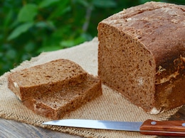 Brown Bread vs White Bread: व्हाइट ब्रेड बनाम ब्राउन ब्रेड, सेहत के लिए कौन है ज्यादा बेहतर Brown Bread vs White Bread: व्हाइट ब्रेड बनाम ब्राउन ब्रेड, सेहत के लिए कौन है ज्यादा बेहतर