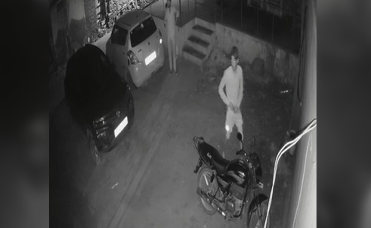 VIDEO: दौसा में बेखौफ हुए चोर, एक ही रात में 2 बाइक की चोरी; CCTV फुटेज आया सामने