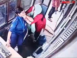 VIDEO: टोल मांगने पर महिला ने दिखाई दबंगई, बूथ में घुसकर कर्मचारी का मुंह नोंचा-खींचे बाल