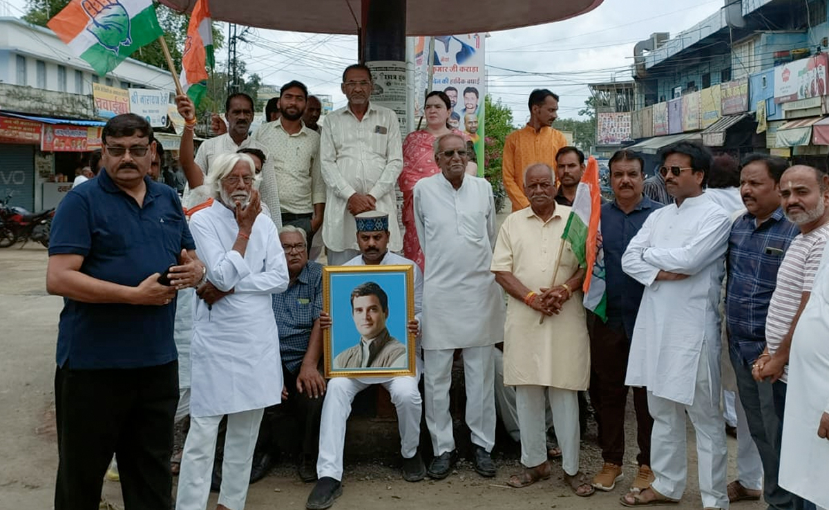 राहुल गांधी को लेकर गुजरात हाईकोर्ट के फैसले के बाद शाजापुर में कांग्रेस का प्रदर्शन