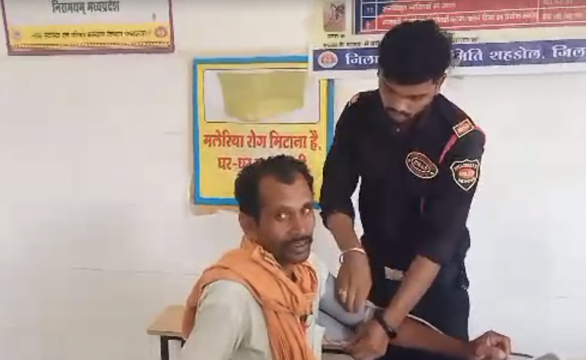 भगवान भरोसे मरीज : शहडोल के अस्पताल में सिक्योरिटी गार्ड करते हैं डॉक्टर का काम