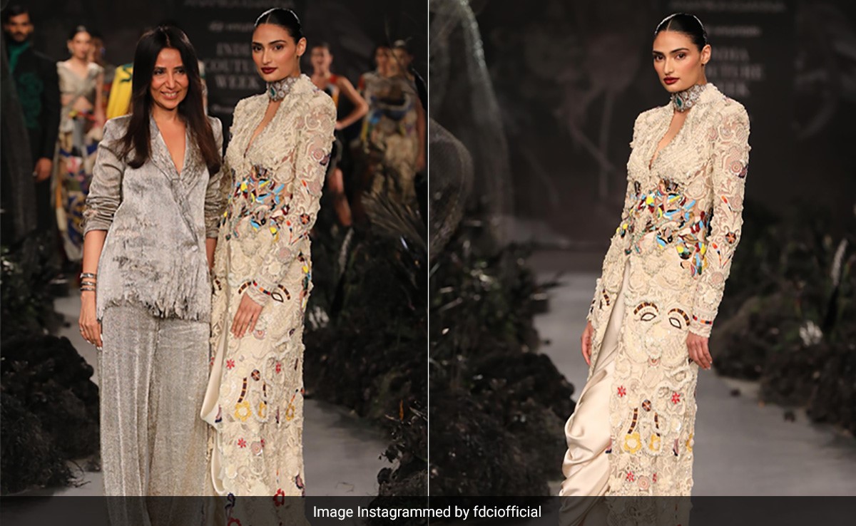 Indian Couture Week 2023: Athiya Shetty Embodies Grace In An Elegant Embroidered Lace Anamika Khanna <i>Kurta</i> And Pants On The Ramp