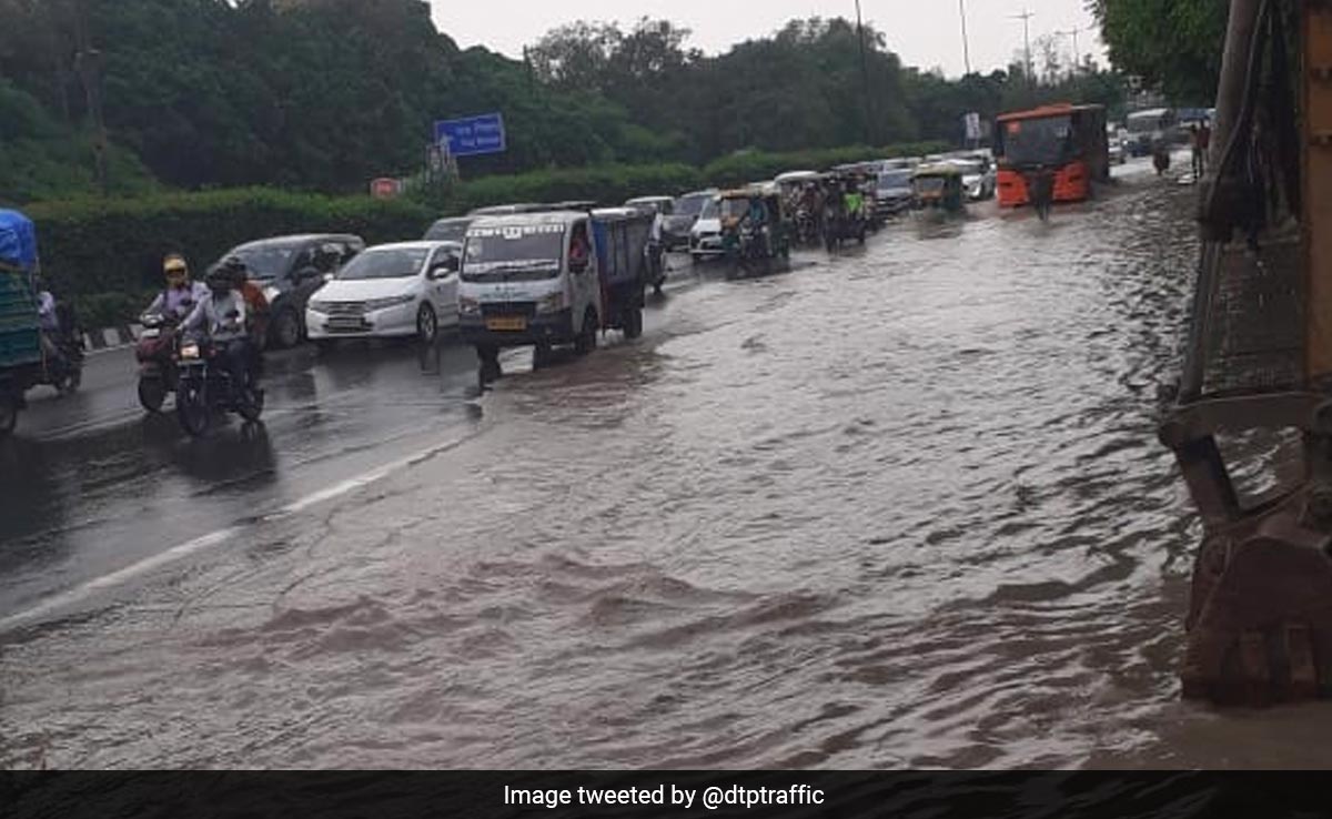 Traffic Back On Key Delhi Road As Floodwater Recedes, Few Curbs Remain