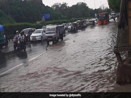Traffic Back On Key Delhi Road As Floodwater Recedes, Few Curbs Remain Traffic Back On Key Delhi Road As Floodwater Recedes, Few Curbs Remain