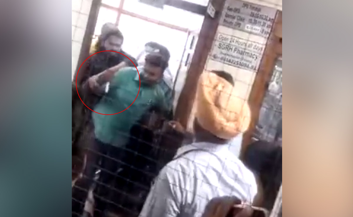 Patient Visits Delhi Neurosurgeon For Consultation, Attacks Him With Knife