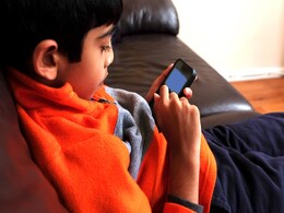 बच्चे एक मिनट भी मोबाइल छोड़ने का नहीं लेते नाम, तो इस लत को इन 5 तरीकों से दूर कर सकते हैं आप  बच्चे एक मिनट भी मोबाइल छोड़ने का नहीं लेते नाम, तो इस लत को इन 5 तरीकों से दूर कर सकते हैं आप