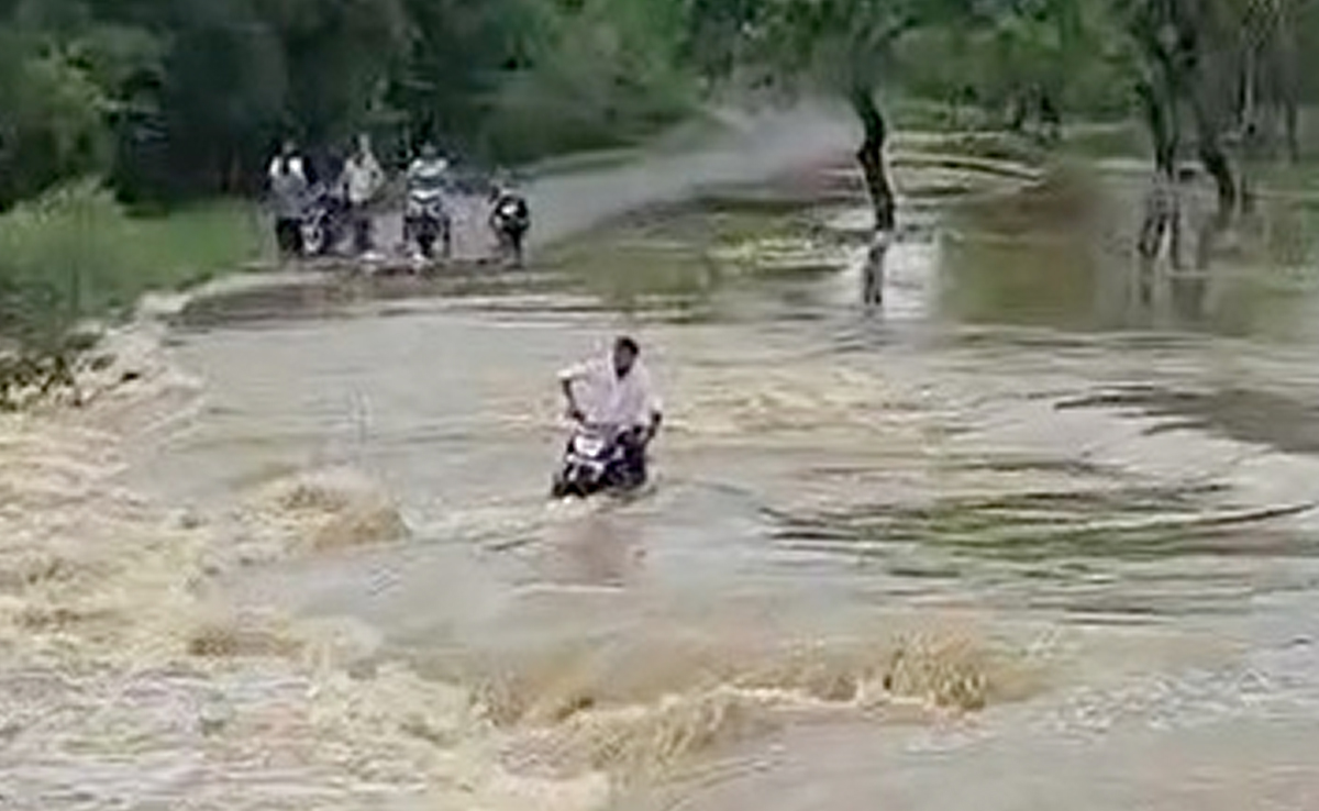उफनती नाला को पार करने की कोशिश में मोटरसाइकिल सहित बहा युवक, वीडियो हो रहा वायरल