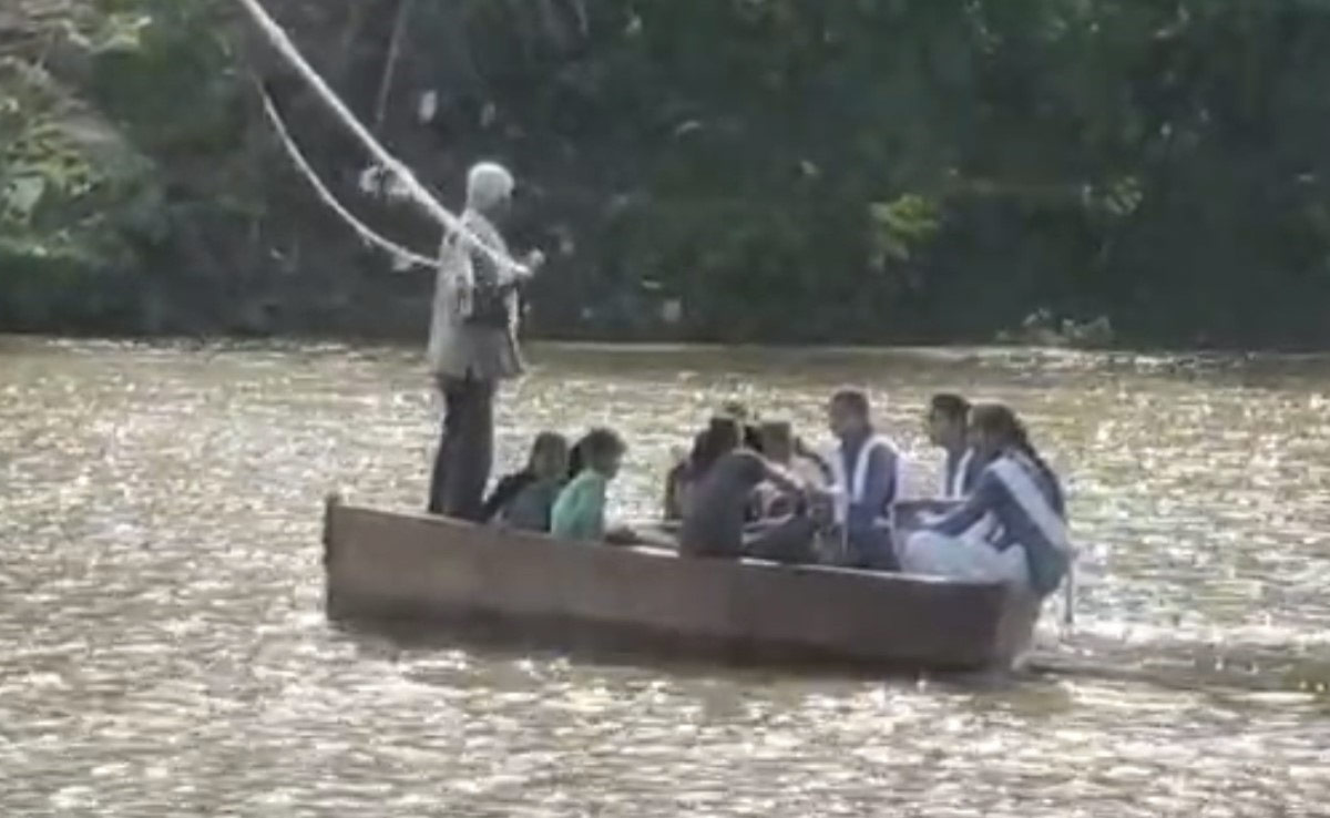 दामोह : जान हथेली पर रखकर स्कूल पढ़ने जा रही हैं छात्राएं, उफनती नदी को पार कर पढ़ाई कर रहे बच्चे