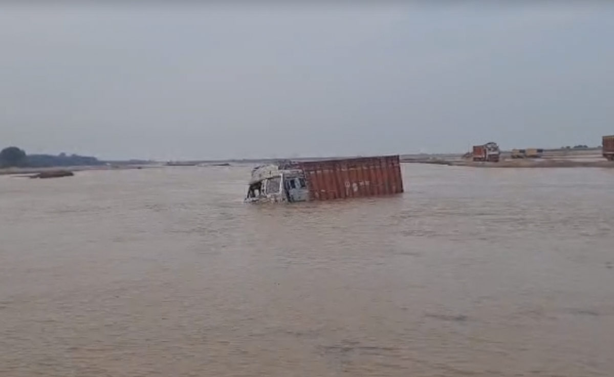 Video: One By One, Submerged Trucks Pulled Out Of River In Bihar