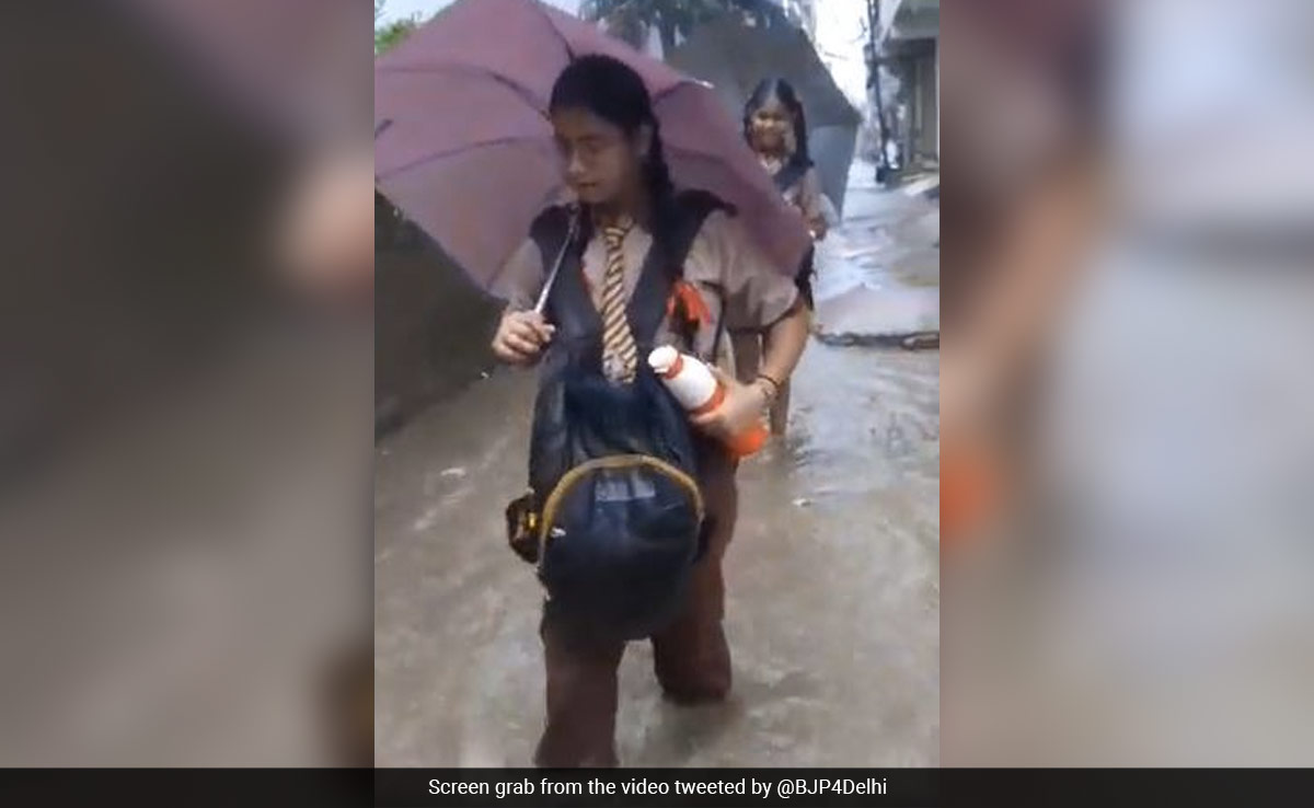 दिल्ली में भारी बारिश के कारण कई इलाकों में जलभराव, लोगों को हो रही है परेशानी