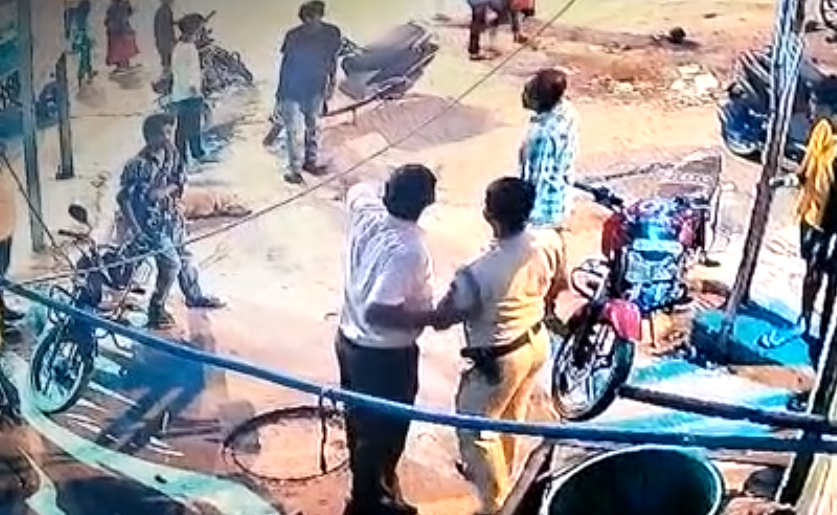Video Of Dramatic CBI Raid Shows Delhi Cop Taking Bribe Being Tackled