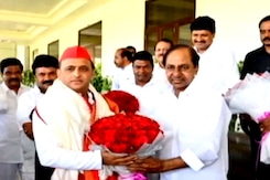 समाजवादी पार्टी के अध्यक्ष अखिलेश यादव ने तेलंगाना के मुख्यमंत्री केसीआर से मुलाकात की समाजवादी पार्टी के अध्यक्ष अखिलेश यादव ने तेलंगाना के मुख्यमंत्री केसीआर से मुलाकात की