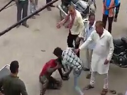 MP: सिंगरौली में सरेआम ऑटो चालक की बेरहमी से पिटाई, तमाशबीन बने रहे लोग MP: सिंगरौली में सरेआम ऑटो चालक की बेरहमी से पिटाई, तमाशबीन बने रहे लोग