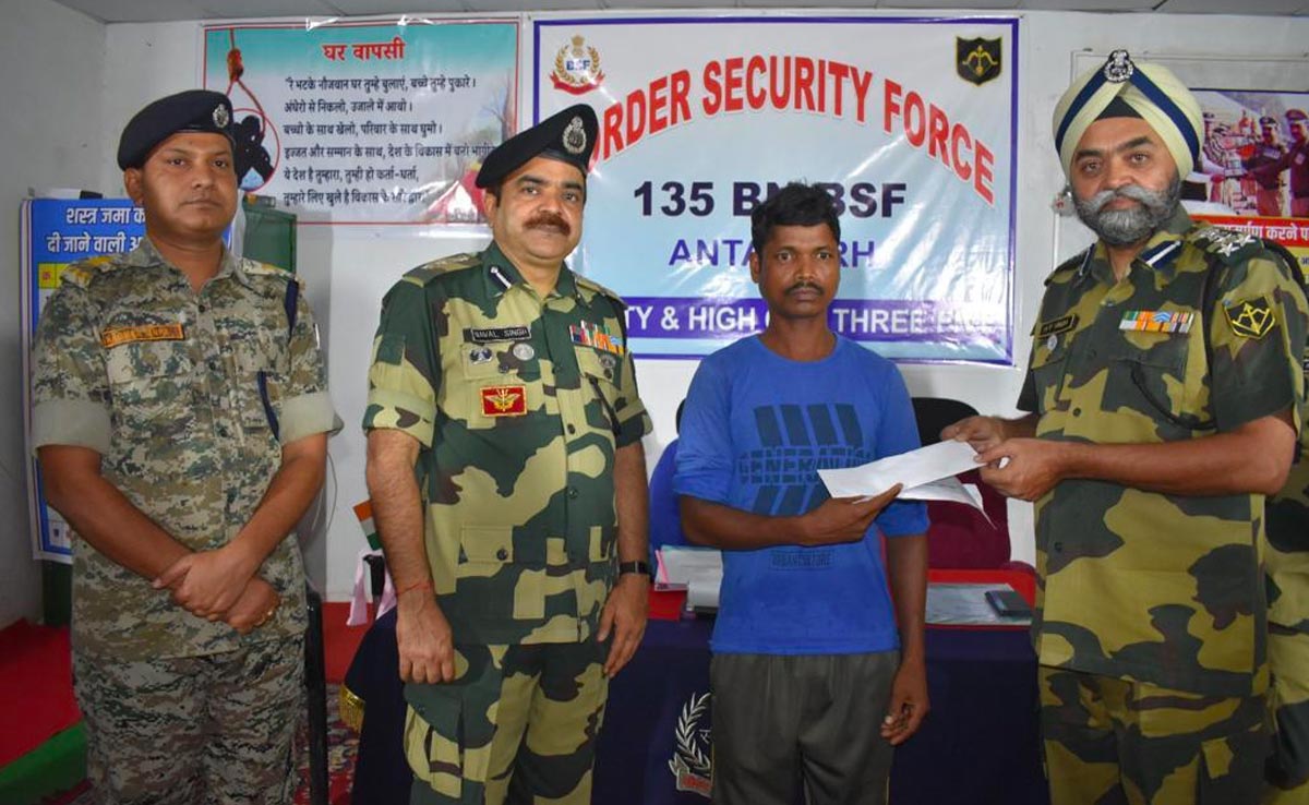 3 लाख रुपए के इनामी नक्सली ने किया सरेंडर, जवानों की हत्या समेत कई वारदातों में था शामिल