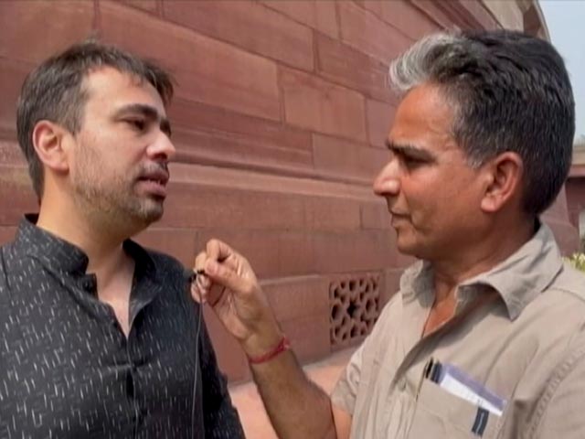 "विरोध के नए-नए रास्ते अपनाने पड़ रहे हैं...": काले कपड़े में संसद पहुंचने पर जयंत चौधरी
