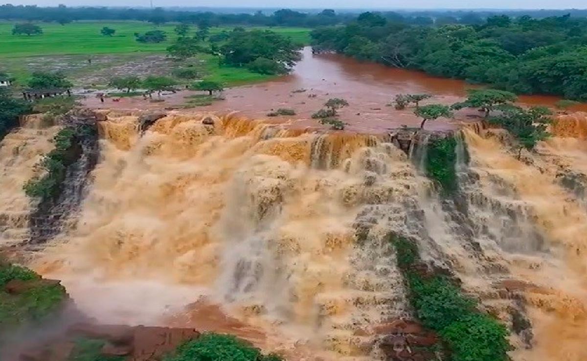 बस्तर: नक्सलियों से लड़ कर बढ़ रहा है जिला, कुदरत का करिश्मा है चित्रकोट झरना