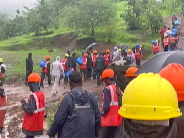 Raigad Landslide: 30 घंटे बाद भी रेस्क्यू ऑपरेशन जारी, मलबा हटाने में जुटी NDRF की टीम