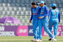 Harmanpreet ने स्टंप्स पर मारा बल्ला, Umpires के साथ हुई बहस Harmanpreet ने स्टंप्स पर मारा बल्ला, Umpires के साथ हुई बहस