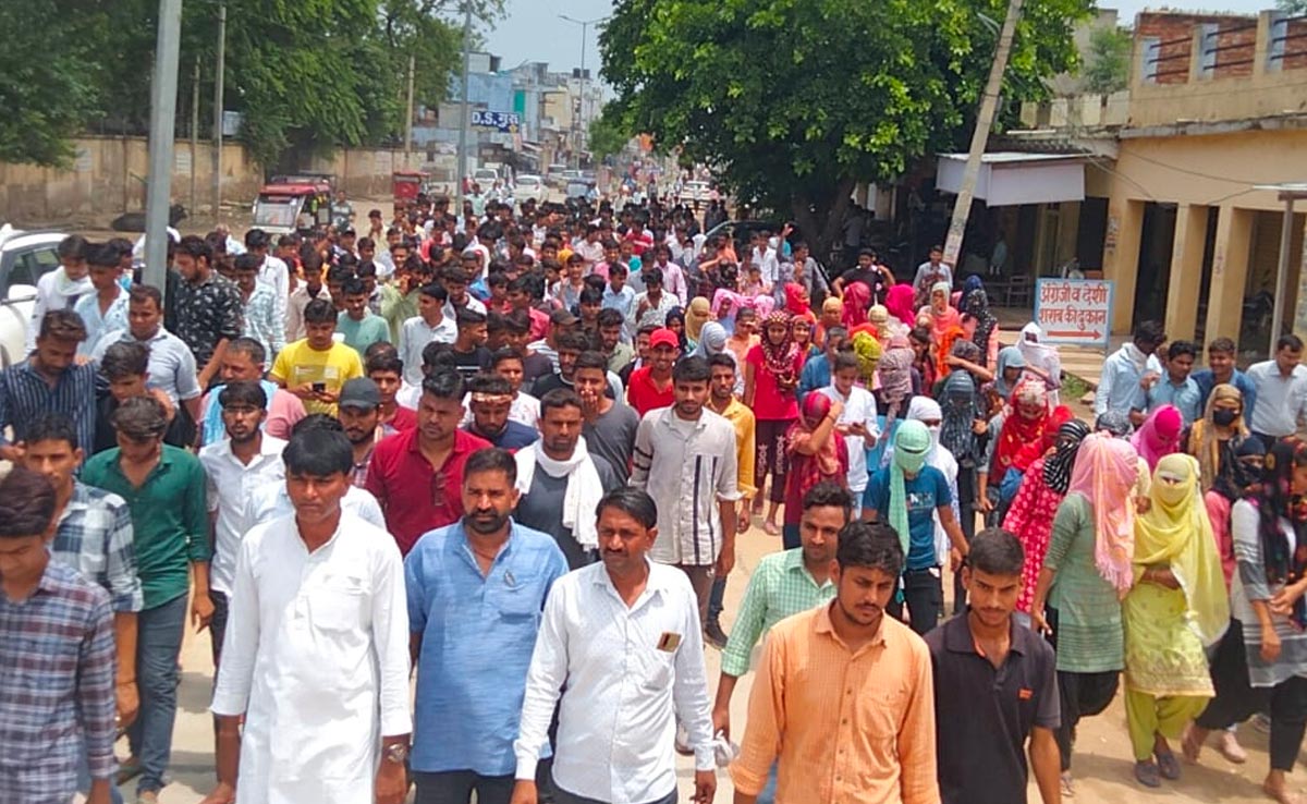 दौसा : BJP कार्यकर्ताओं ने मृतक छात्र को न्याय दिलाने के लिए SDM कार्यालय के बाहर किया प्रदर्शन