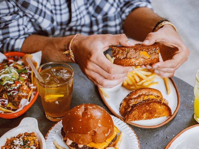 खाने के बाद बिल्कुल न करें ये गलतियां, घेर लेंगी कई बीमारियां