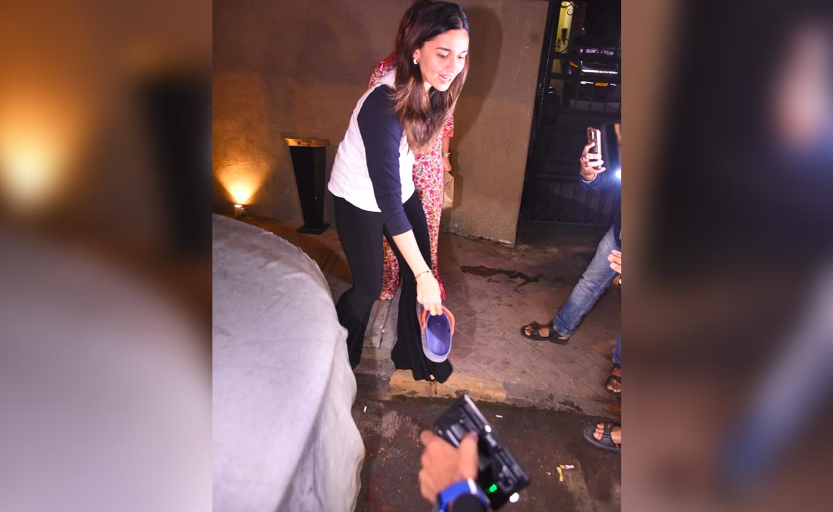 Crazy Viral: Alia Bhatt Hands Paparazzo's Missing Slipper Back To Him - "<i>Chappal Kiska Hai</i>?"