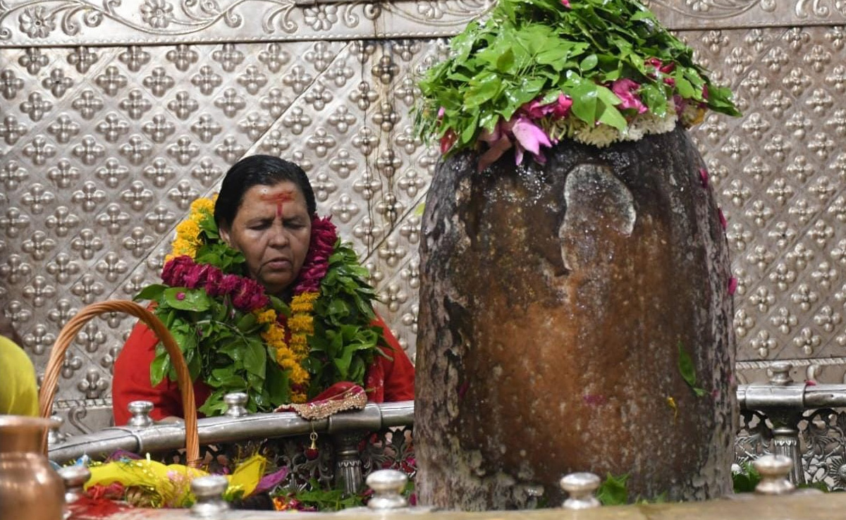 पूर्व मुख्यमंत्री उमा भारती बाबा महाकाल के दर्शन करने पहुंचीं, गर्भगृह में की पूजा-अर्चना