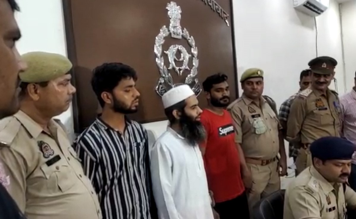 गाजियाबाद में धर्मांतरण रैकेट का भांडाफोड़, पुलिस ने तीन लोगों को गिरफ्तार किया