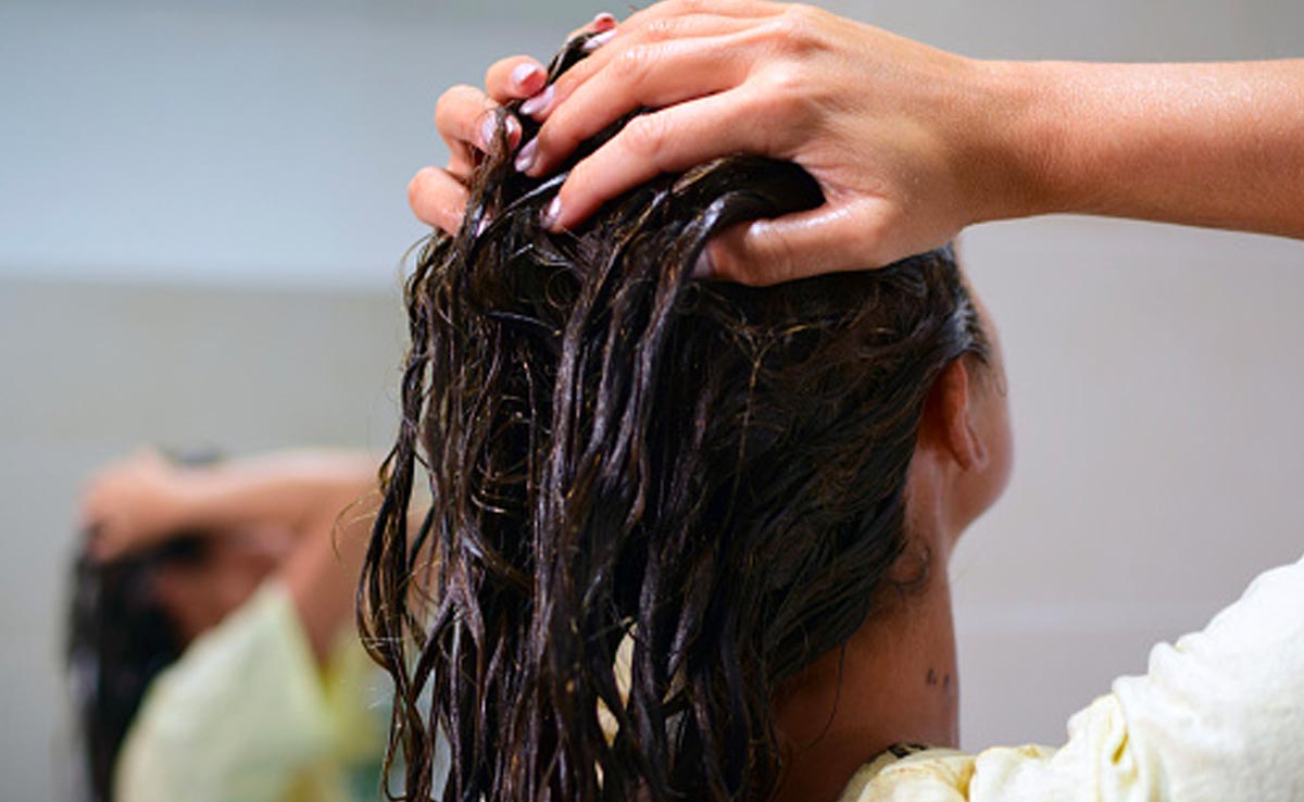 हफ्ते में बस एक बार अपना लिया यह हेयर केयर रूटीन, तो बाल हमेशा दिखेंगे मुलायम और घने&nbsp;