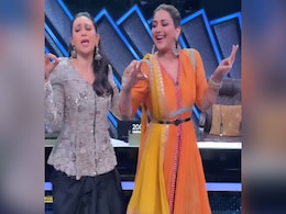 Karisma Kapoor And Sonali Bendre Recreate <i>Mhare Hiwda Mein Nache Mor</i>. Tabu Reacts Karisma Kapoor And Sonali Bendre Recreate <i>Mhare Hiwda Mein Nache Mor</i>. Tabu Reacts