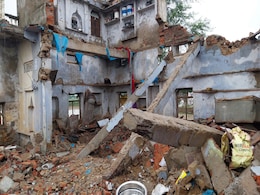 बारिश के चलते ढहा मकान, मलबे में दबी दो सगी बहनों में से एक की मौत  बारिश के चलते ढहा मकान, मलबे में दबी दो सगी बहनों में से एक की मौत