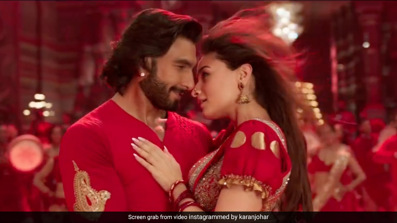 Alia Bhatt And Ranveer Singh's Ethnic Style In </i> Dhindhora Baje Re </i> Is Worthy Of Your Attention