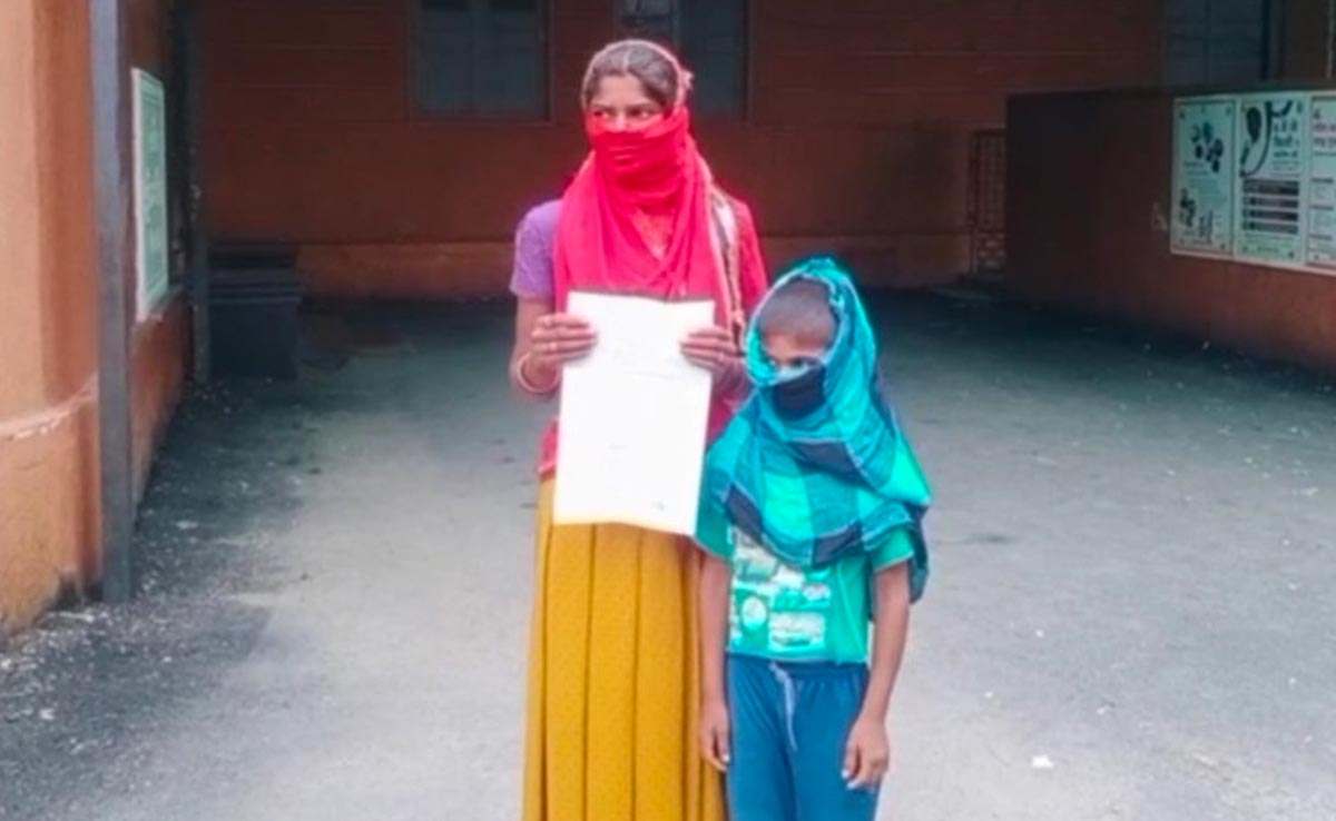 पति ने दूसरी शादी की नियत से पत्नी को डायन बताकर घर से निकाला, 2 बच्चों के साथ थाने के चक्कर काट रही महिला