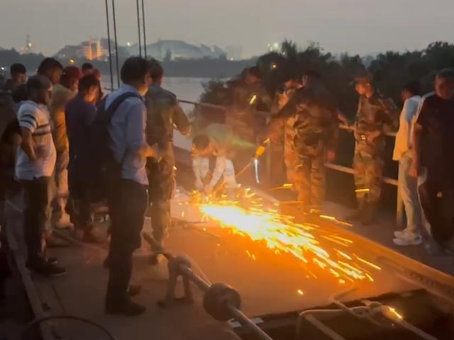 Army's Massive Attempt To Open 5 Jammed Gates Of Barrage In Delhi