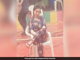 तारक मेहता का उल्टा चश्मा के सेट पर झमाझम बारिश का कुछ यूं मजा लेती दिखीं बबिता जी, देखें VIDEO  तारक मेहता का उल्टा चश्मा के सेट पर झमाझम बारिश का कुछ यूं मजा लेती दिखीं बबिता जी, देखें VIDEO