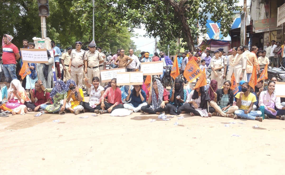 धमतरी : परीक्षा परिणाम में गड़बड़ी के विरोध में छात्रों ने&nbsp;किया हाईवे जाम, पुलिस से भी हुई कहासुनी