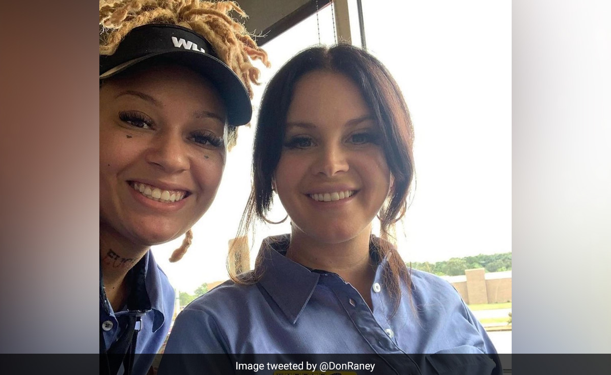 Singer Lana Del Rey Spotted Working At A Restaurant In US, Pics Go Viral